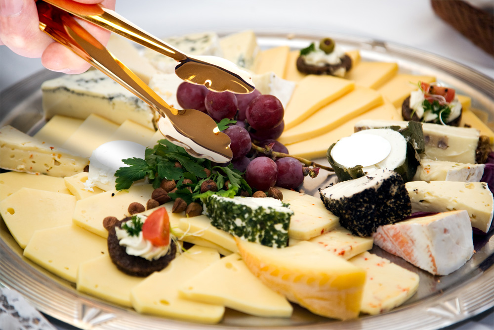 Goldzange am Käsebuffet