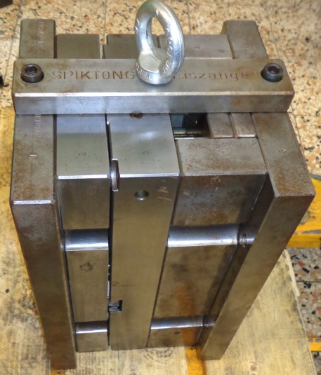 Plastic tong tool detail